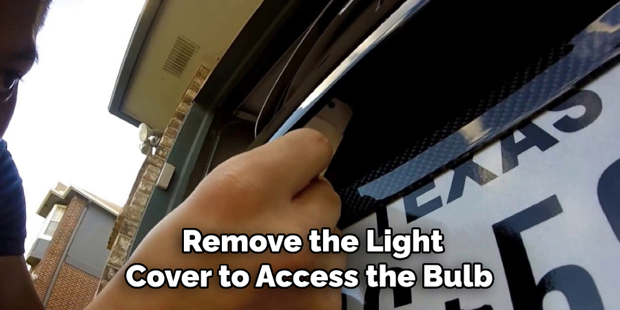 Remove the Light
Cover to Access the Bulb 