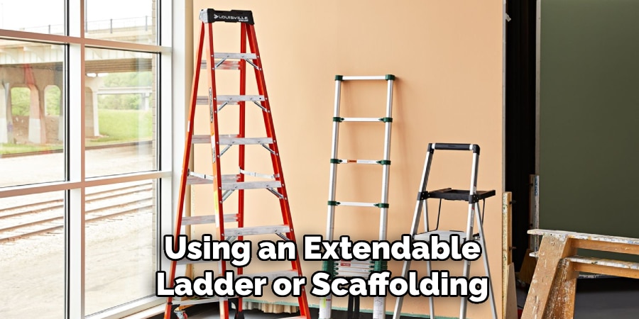 Using an Extendable
Ladder or Scaffolding