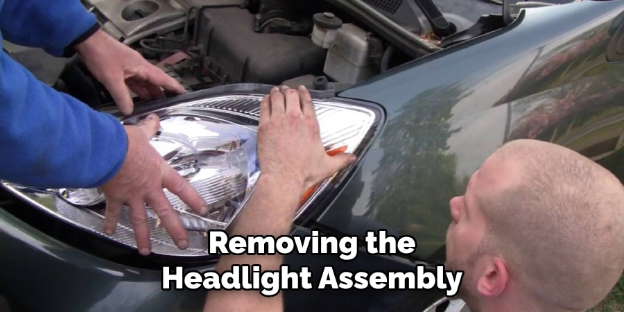 Removing the
Headlight Assembly
