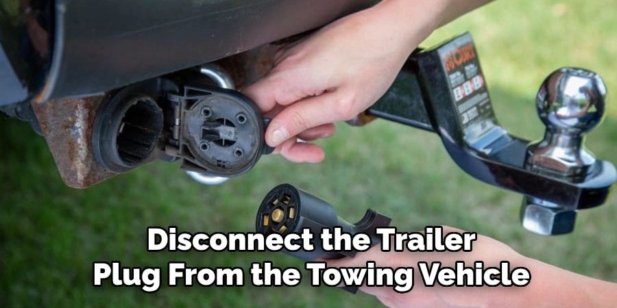 Disconnect the Trailer
Plug From the Towing Vehicle
