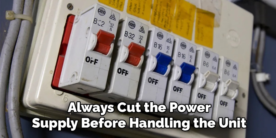 Always Cut the Power
Supply Before Handling the Unit